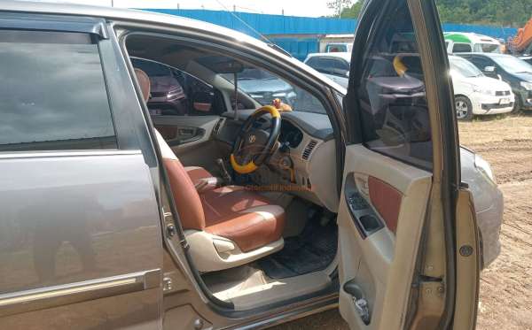TOYOTA INNOVA G