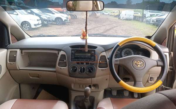 TOYOTA INNOVA G