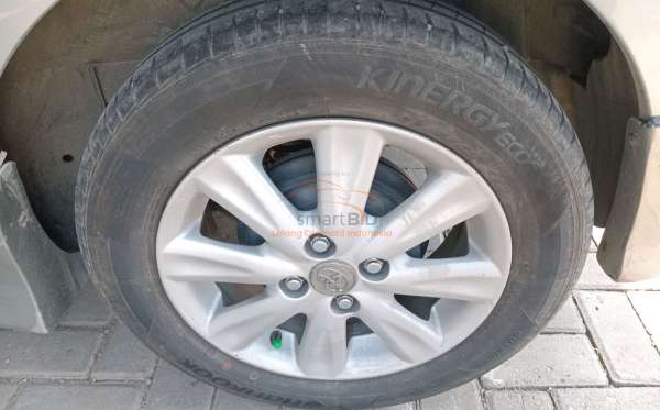 TOYOTA YARIS J