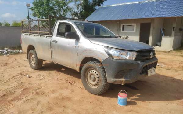 TOYOTA  HILUX  PICK UP