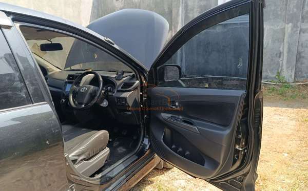 TOYOTA  AVANZA  VELOZ