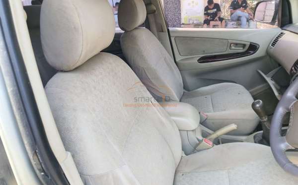 TOYOTA INNOVA G