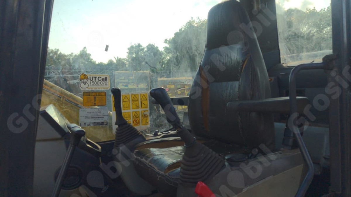 KOMATSU EXCAVATOR
