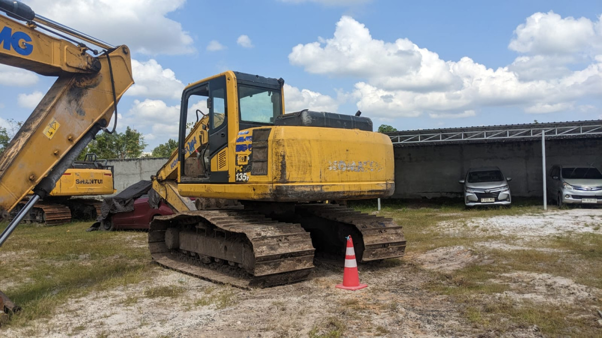 KOMATSU EXCAVATOR