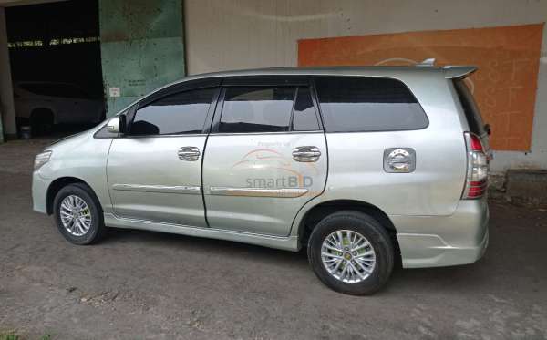 TOYOTA INNOVA G