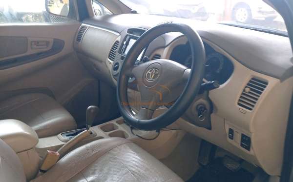 TOYOTA INNOVA G