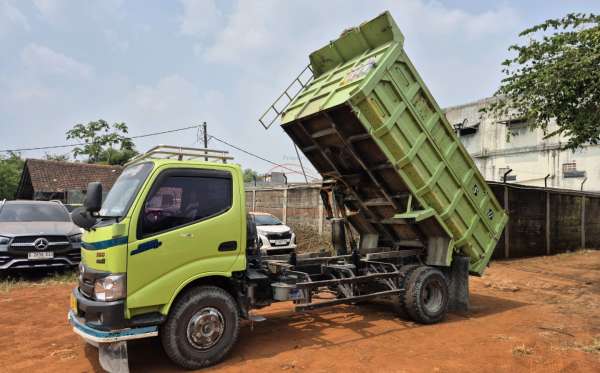 HINO DUTRO-136