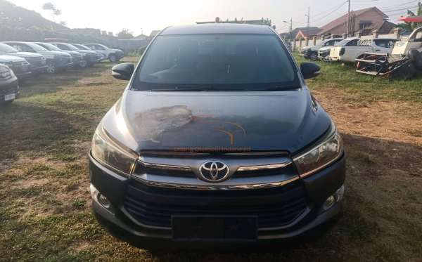 TOYOTA INNOVA 2.0 V