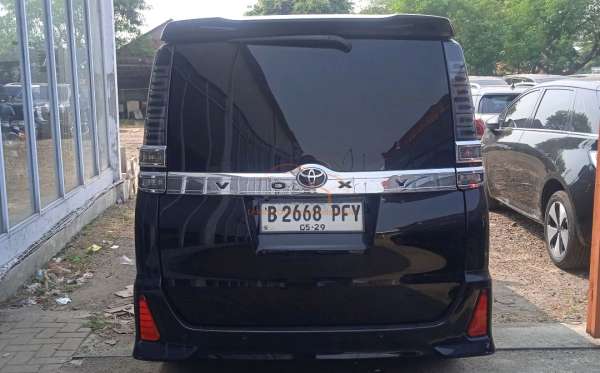 TOYOTA VOXY 2.0 AT