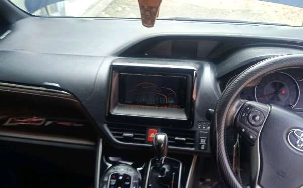 TOYOTA VOXY 2.0 AT