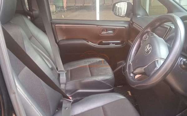 TOYOTA VOXY 2.0 AT