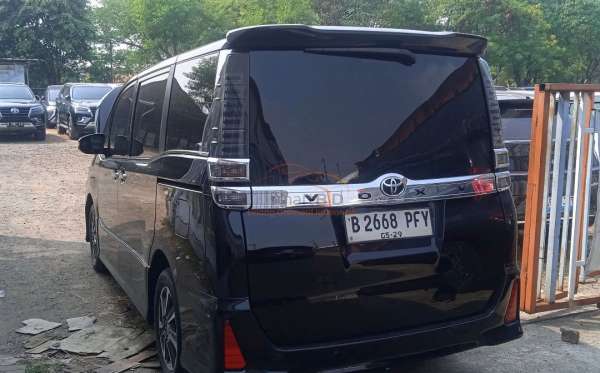 TOYOTA VOXY 2.0 AT