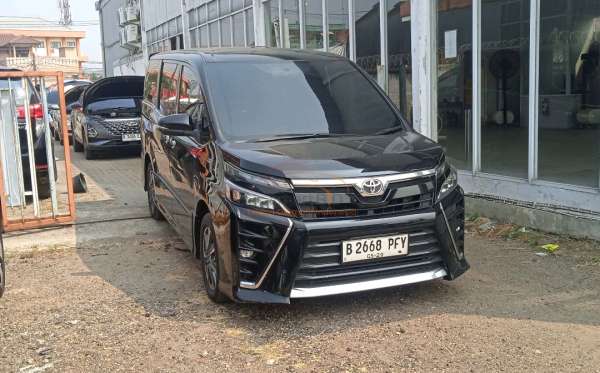 TOYOTA VOXY 2.0 AT