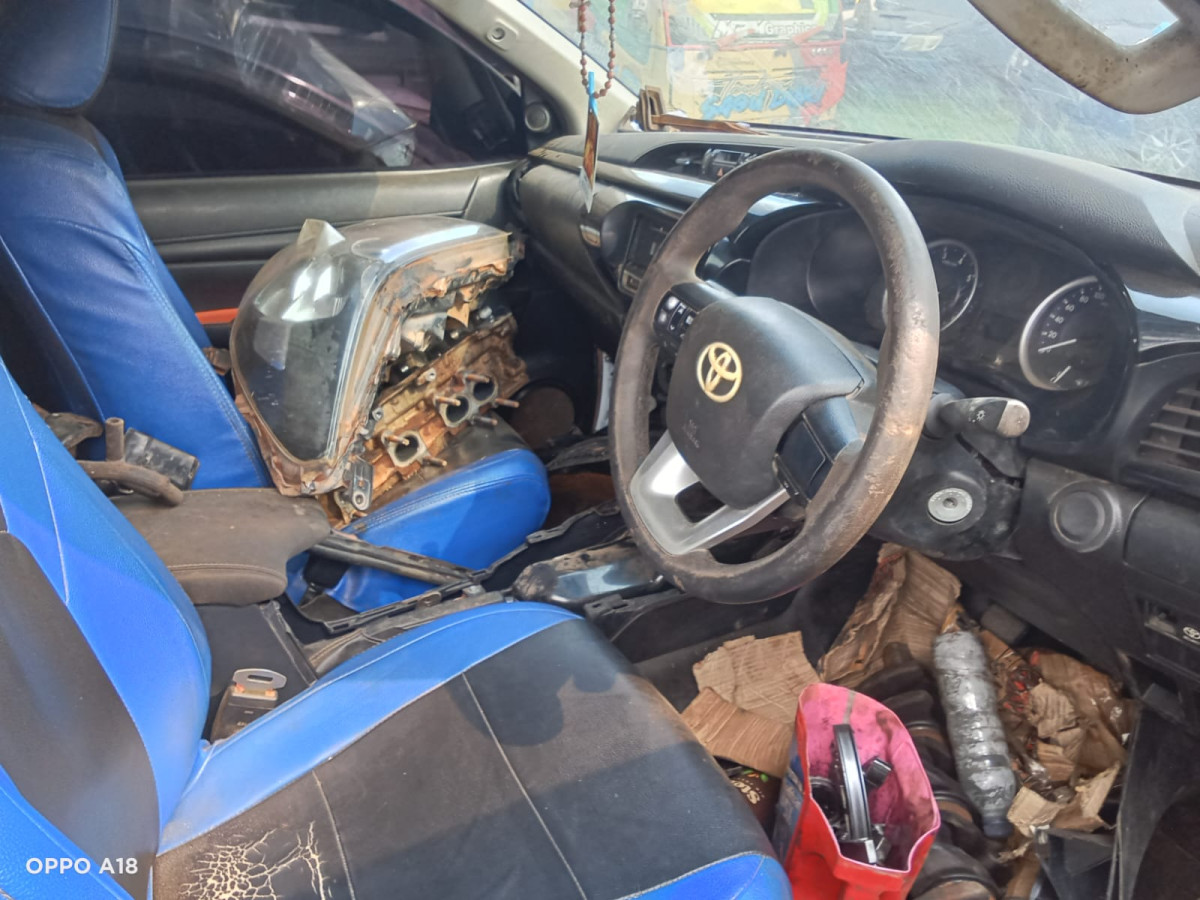 TOYOTA HILUX 2.4G DC