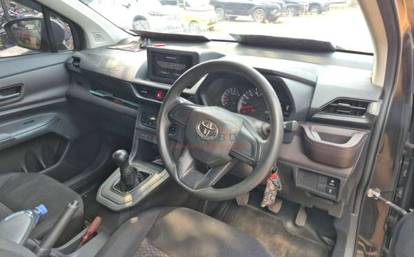 TOYOTA AVANZA 1.3 E