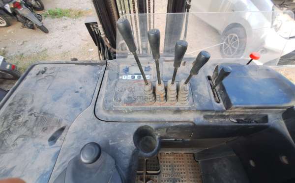 TOYOTA FORKLIFT TRUCK 8FBR15