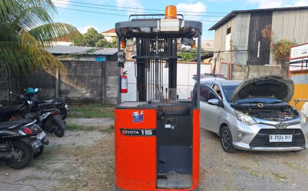 TOYOTA FORKLIFT TRUCK 8FBR15