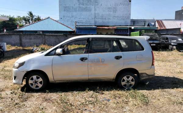 TOYOTA  KIJANG  INNOVA E