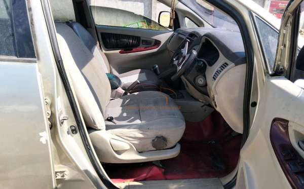 TOYOTA  KIJANG  INNOVA E