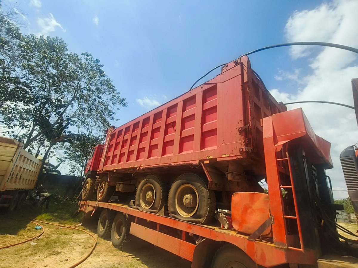 HONGYAN DUMP TRUCK CQ-3314 (8X4)