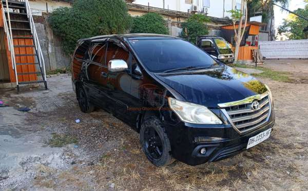 TOYOTA  INNOVA  E