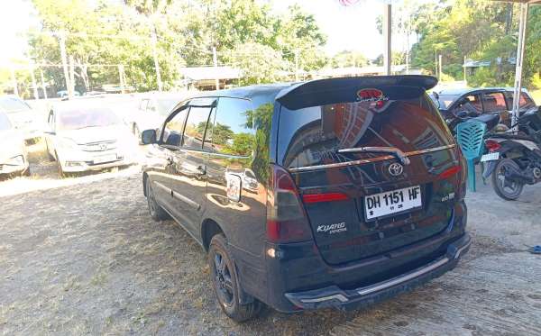 TOYOTA  INNOVA  E