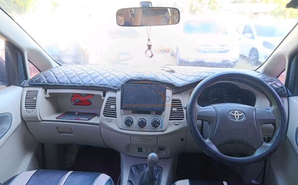 TOYOTA  INNOVA  E