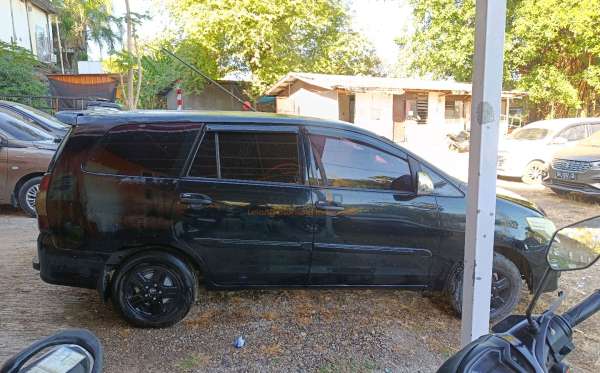 TOYOTA  INNOVA  E