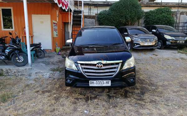 TOYOTA  INNOVA  E