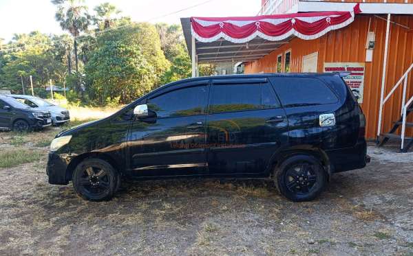 TOYOTA  INNOVA  E