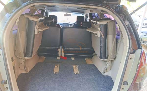 TOYOTA  INNOVA  E