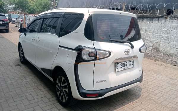 TOYOTA SIENTA 1.5V
