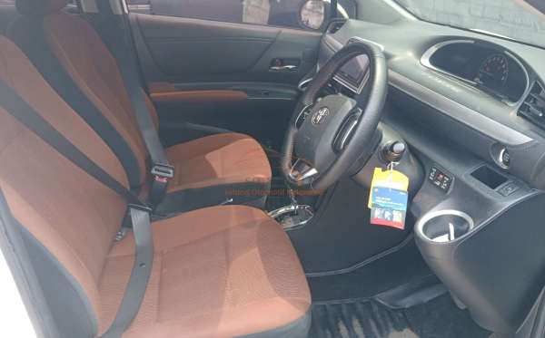 TOYOTA SIENTA 1.5V