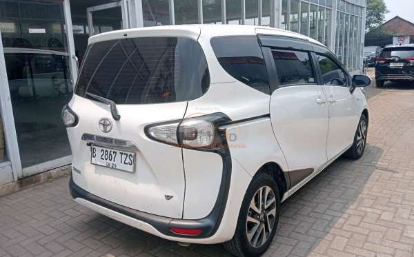 TOYOTA SIENTA 1.5V