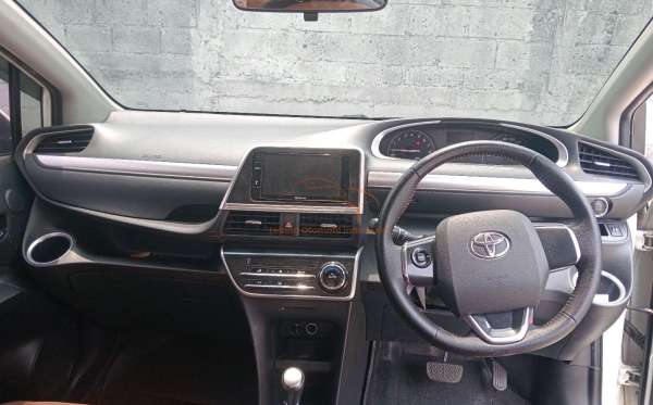 TOYOTA SIENTA 1.5V