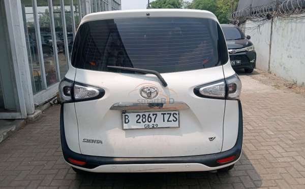 TOYOTA SIENTA 1.5V