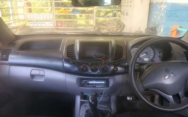 MITSUBISHI STRADA