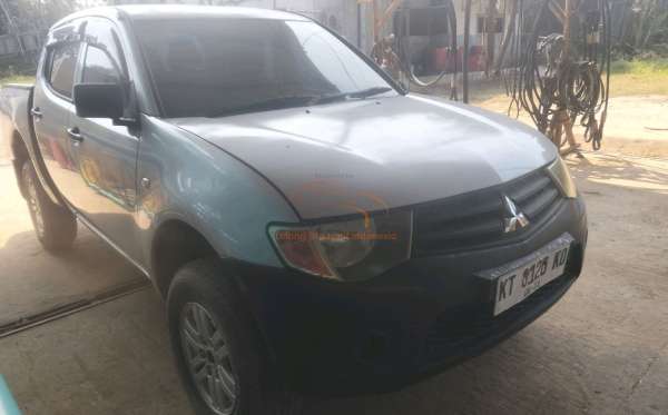 MITSUBISHI STRADA