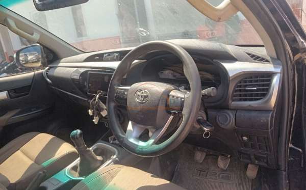 TOYOTA HILUX 2.4G DC 4X4