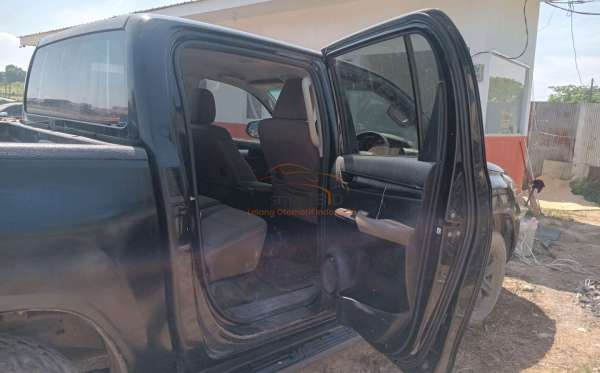 TOYOTA HILUX 2.4G DC 4X4