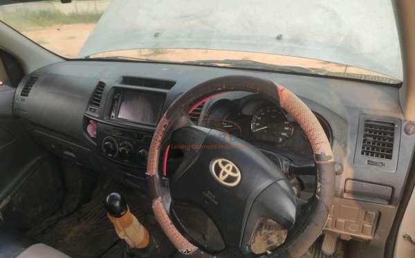 TOYOTA HILUX