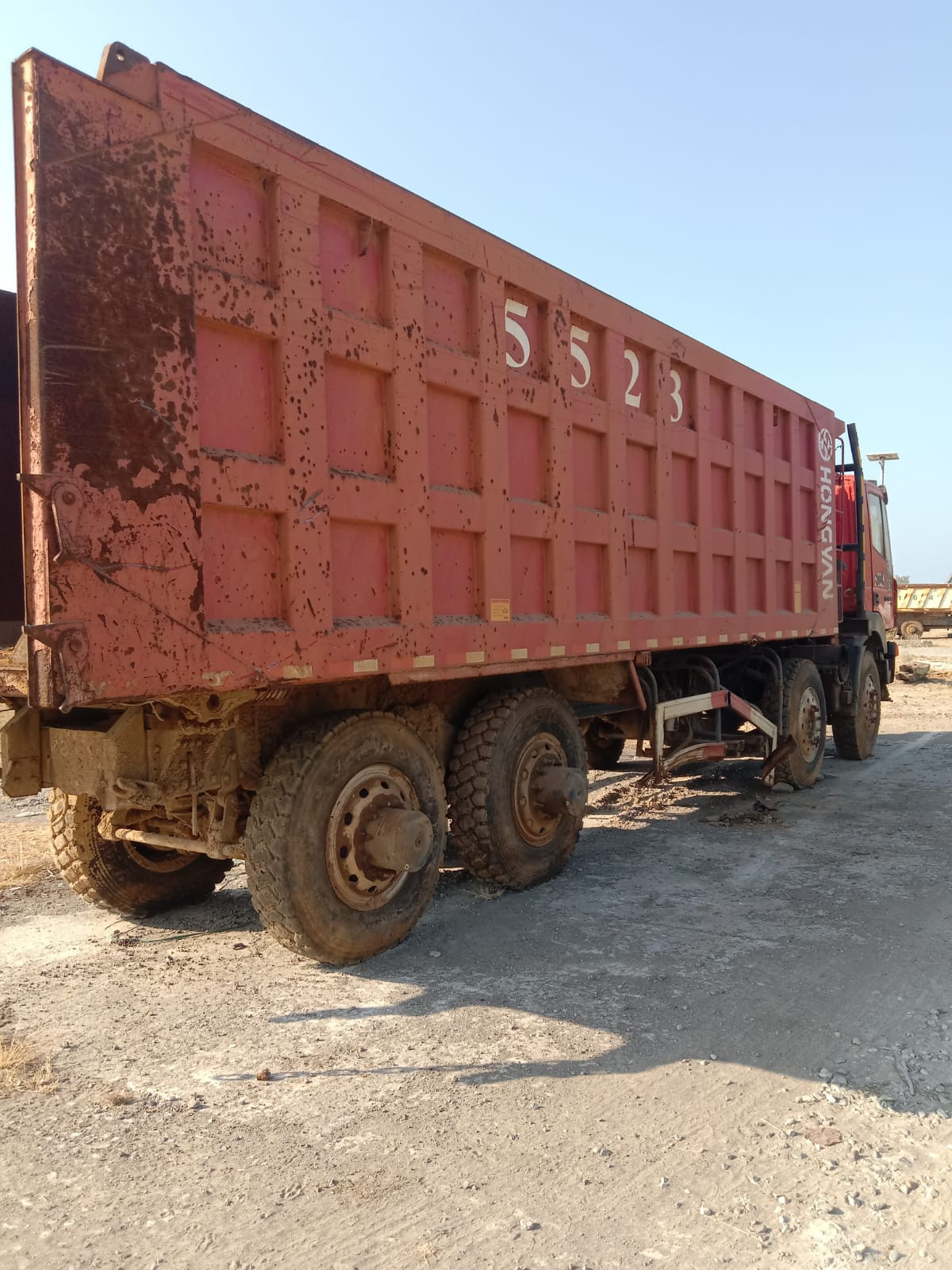 HONGYAN  DUMP TRUCK CQ-3314 (8X4)