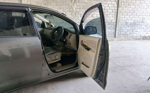 TOYOTA INNOVA G