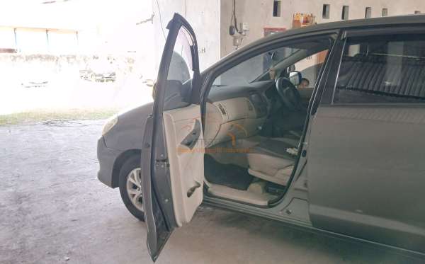 TOYOTA INNOVA G