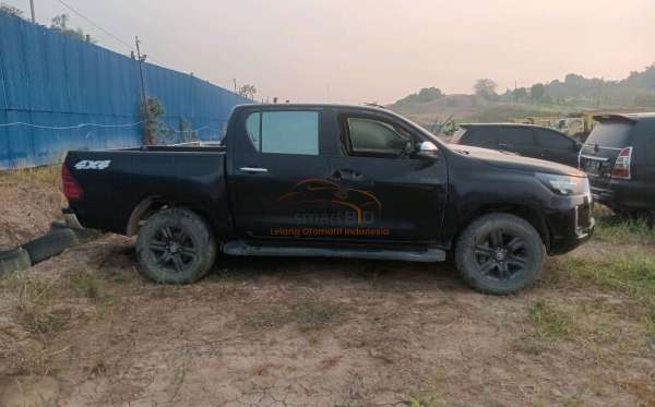TOYOTA HILUX 2.4G DC 4X4