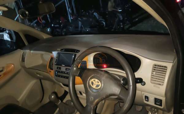 TOYOTA  INNOVA  V