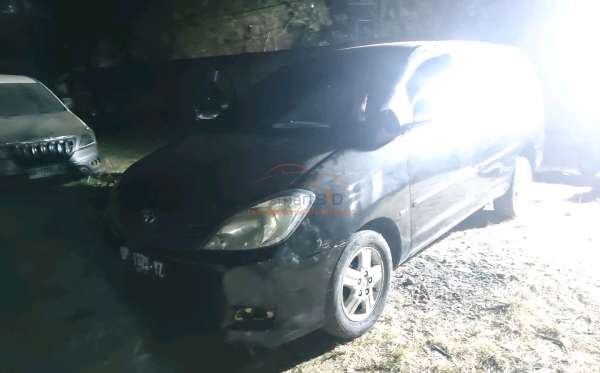 TOYOTA  INNOVA  V