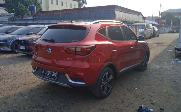 MG ZS LUX