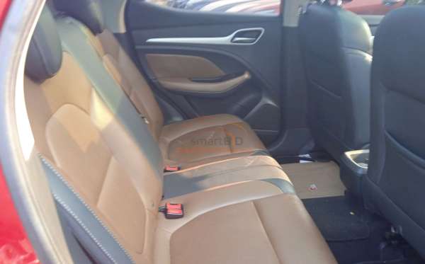 MG ZS LUX