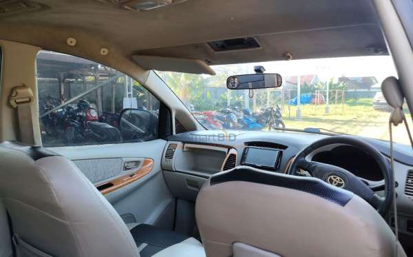 TOYOTA  INNOVA  V